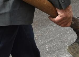 В Киеве мужчина набросился на жену с топором