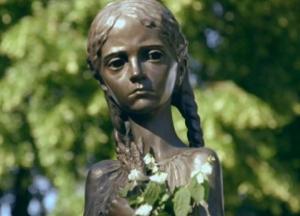 Вандалы пытались разрушить скульптуру "девочка с колосками" возле нацмузея Голодомора