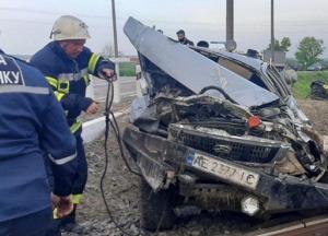 В Запорожской области автомобиль перевернулся на ж/д переезде (фото)