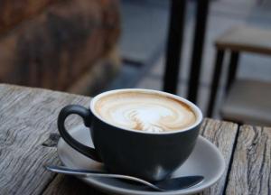 Медики пояснили, чем опасен холодный кофе