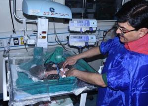 Живого младенца случайно откопали на кладбище в Индии (фото)