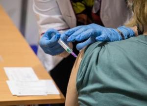 Невакцинированных чиновников и учителей отстранят от работы: названа дата