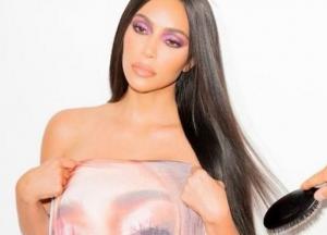 Ким Кардашьян удивила платьем с собственным лицом (фото)