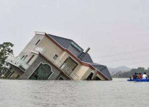 Пекін пішов під воду: загиблих більшає, є зниклі безвісти (відео)
