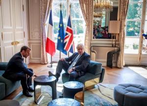 Джонсон закинул ногу на стол во время встречи с Макроном (видео) 