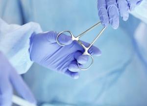 Смерть двухлетнего ребенка в киевской больнице: хирургу сообщили подозрение