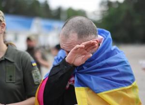 Україна повернула ще одну групу захисників із полону РФ: військові й цивільні (відео)