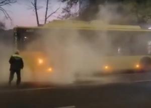В Киеве на ходу загорелся троллейбус с пассажирами (видео)