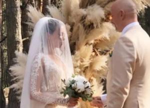 Кто поймал свадебный букет Насти Каменских (видео)