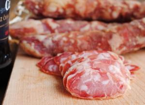 Медики рассказали, какая колбаса очень вредна для организма