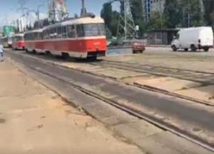 В Киеве у трамвая отказали тормоза: люди на ходу выпрыгивали из вагонов (видео)