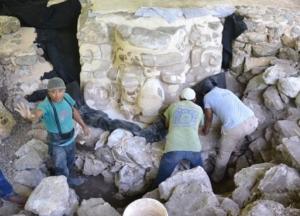 В Мексике найдена уникальная гигантская маска майя