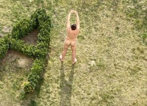 В Киеве мужчина в костюме Адама устроил зрелище под окнами многоэтажки (фото и видео)