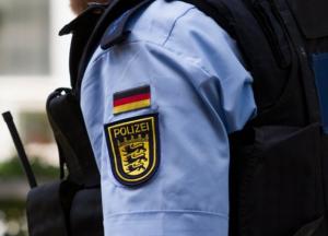 В Германии мужчина при задержании покусал собаку и полицейскую 