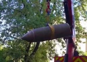 Нічна атака на Київ: біля багатоповерхівки знайшли бойову частину ракети (фото)