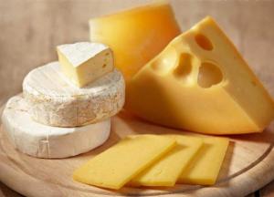Врачи рассказали, кому полезно есть сыр