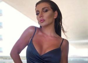 Анна Седокова позировала на велосипеде в бикини (фото)