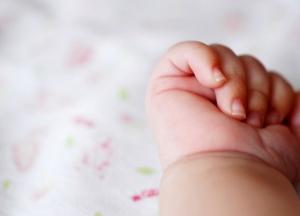 Женщину арестовали за попытку продать своего новорожденного ребенка