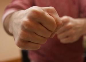 У всех на глазах: в Запорожье неадекват в кафе жестоко избил посетительницу (видео)