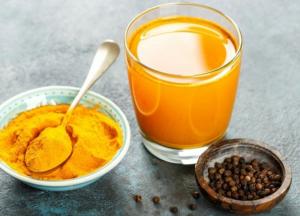 Эксперты рассказали, почему по утрам нужно пить воду с куркумой