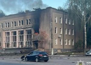 Росія двічі вдарила по центру Мени на Чернігівщині: 12 поранених, серед них - діти (відео)