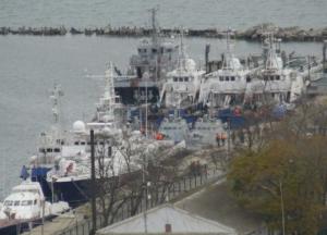 Захваченные Россией украинские катера выводят из Керчи