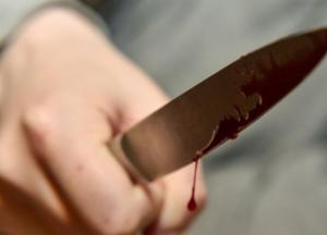 В Запорожье мужчина пырнул себя в горло и порезал вены из-за безответной любви