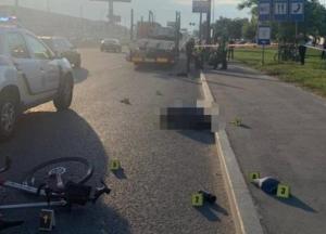 В Киеве велосипедист попал под колеса грузовика после столкновения с пьяным прохожим