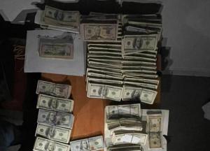 НАБУ викрило «чорну касу» Волинської митниці: на фото — сотні тисяч доларів готівки