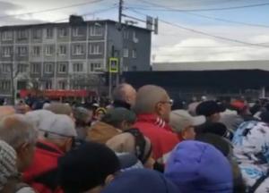 В России люди устроили давку в очереди за бесплатной рыбой (видео)