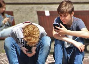 Перша країна в Європі заборонить підліткам віком до 15 років "сидіти" в соцмережах