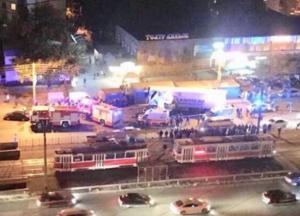 В Киеве фура на скорости влетела в остановку: есть пострадавший (фото)