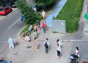 В Харькове на женщину с маленькими детьми рухнул забор