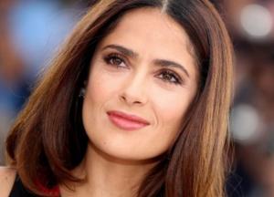 53-летняя Сальма Хайек похвасталась аппетитными формами в роскошном платье (фото)