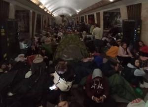 У Києві можуть заборонити намети в метро при тривогах: сьогодні ніде було розміститись навіть стоячи (фото)