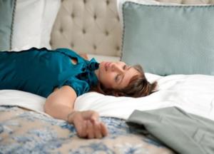 Названы самые опасные позы для сна