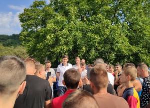 В Закарпатской области перекрыли дорогу: люди требуют отремонтировать дорогу (фото)