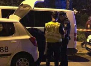 В Киеве таксист ударил припаркованный автомобиль, сбил мужчину и убежал, разбросав деньги (фото)