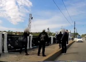 В Харькове патрульные не дали мужчине прыгнуть с моста (видео)