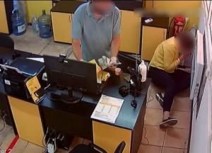 В Сумах мужчина с ножом ограбил кредитную организацию (фото)