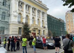 В Харькове под судом активистов забросали яйцами (видео)