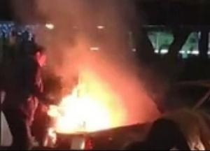 В Николаеве на ходу загорелось авто: огонь тушили елкой (видео)