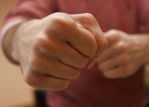 На Буковине мужчина избил в школе обидчика своего сына