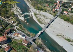 В Италии обрушился 400-метровый автомобильный мост через реку (видео, фото) 