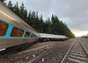 В Австралии пассажирский поезд сошел с рельсов, есть пострадавшие (фото)