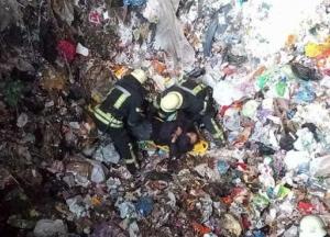 В Киеве мужчина провалился в глубокий бункер с мусором