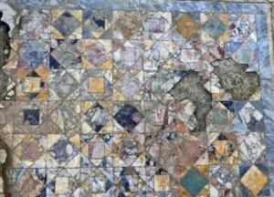 Археологи нашли во Франции шикарный мраморный "ковер" времен древнего Рима (фото)