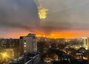 У Саратовській області горить нафтобаза, прогриміла "бавовна" в районі аеродрому Енгельса (відео)