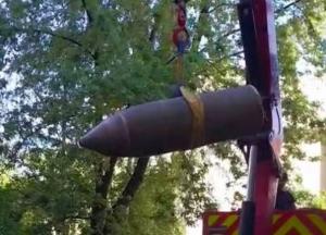 Нічна атака на Київ: біля багатоповерхівки знайшли бойову частину ракети (фото)