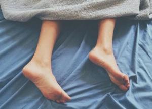Вздрагивание при засыпании и судороги ног во сне: врачи рассказали, опасно ли это